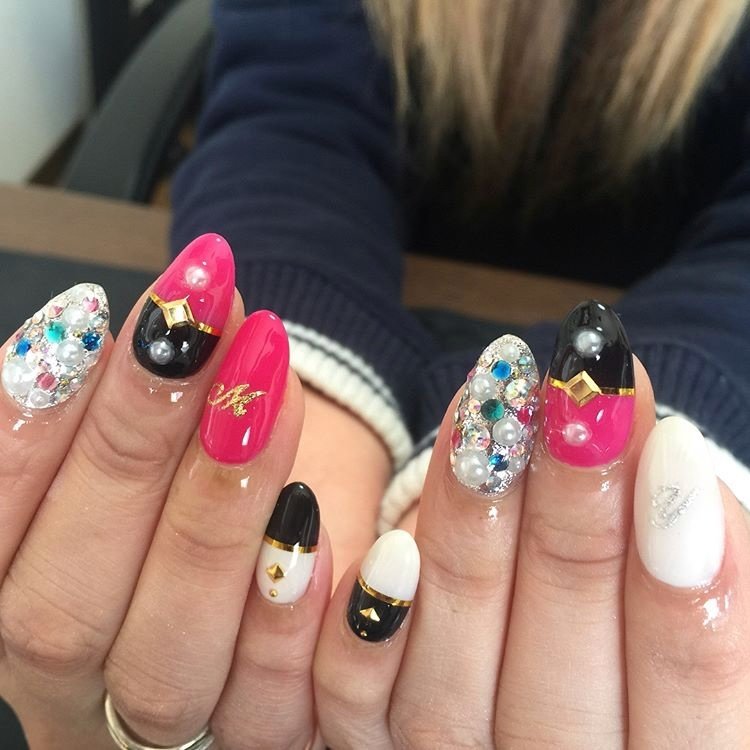 秋 冬 女子会 ビジュー イニシャル Nail Room Amery のネイルデザイン No ネイルブック