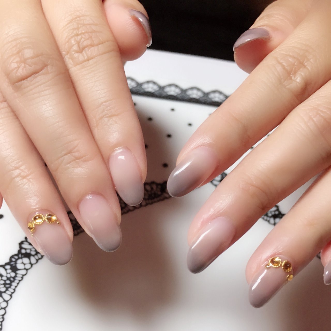 秋 ハンド グラデーション ミディアム グレージュ チャームのネイルデザイン No ネイルブック