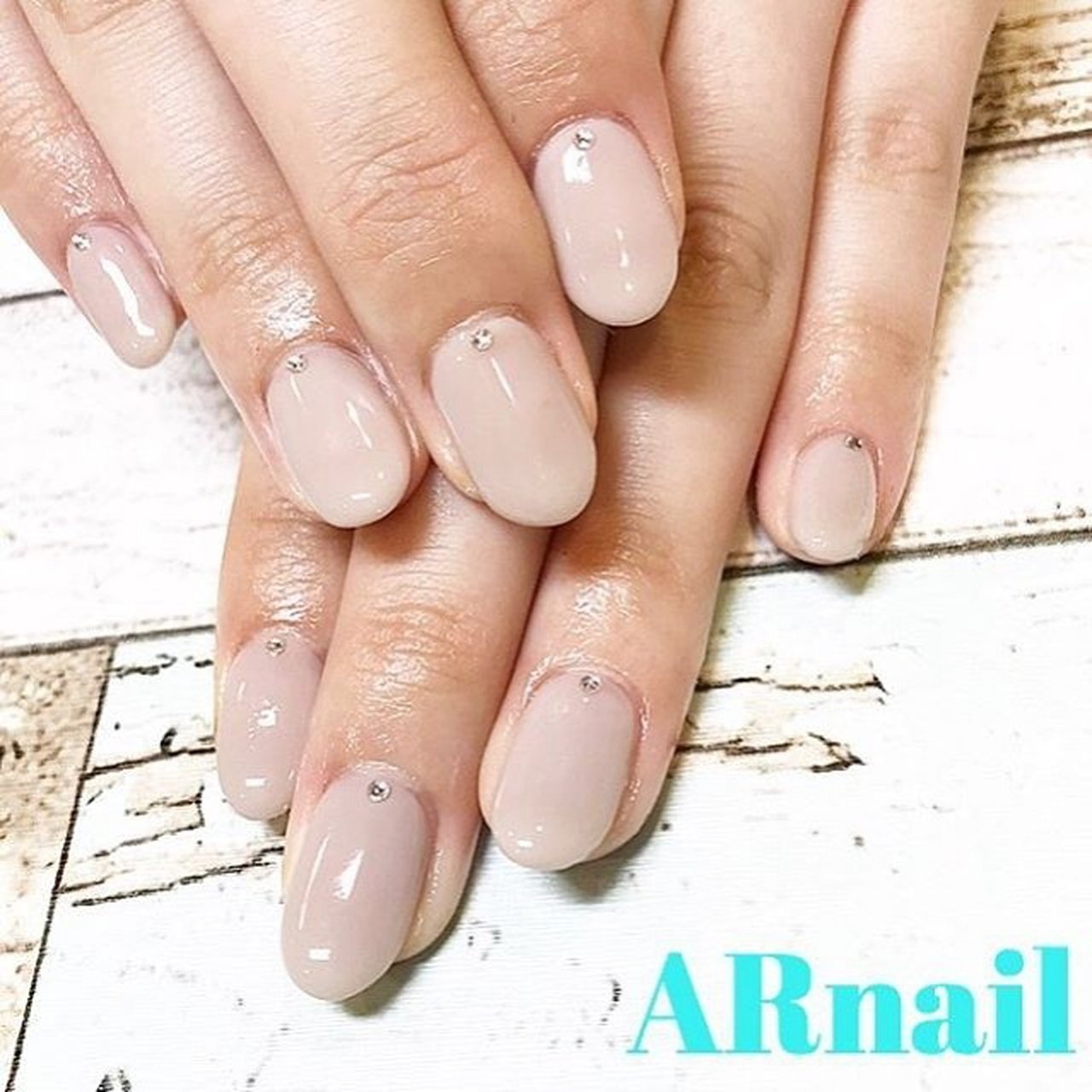 オールシーズン オフィス ハンド ビジュー ワンカラー Arnail Ebisuのネイルデザイン No ネイルブック