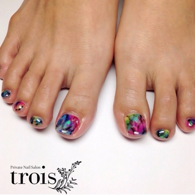 夏 リゾート フット ホログラム タイダイ Troisnailのネイルデザイン No ネイルブック