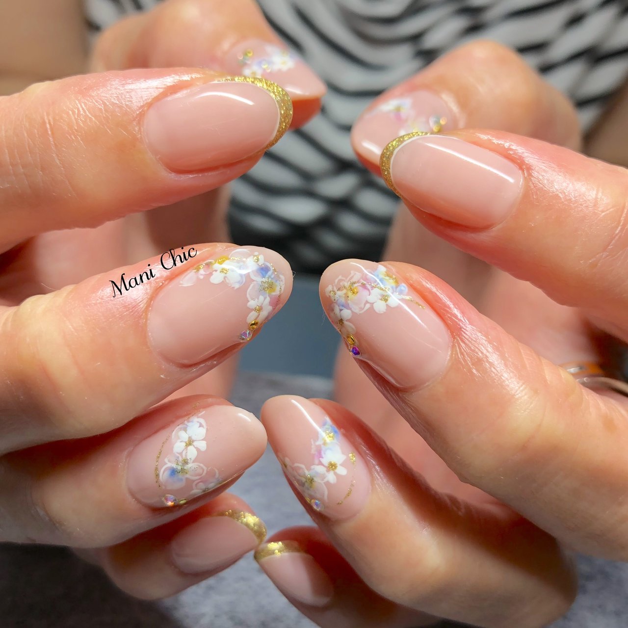 ハンド フレンチ フラワー ベージュ ゴールド Mani Chicのネイルデザイン No ネイルブック