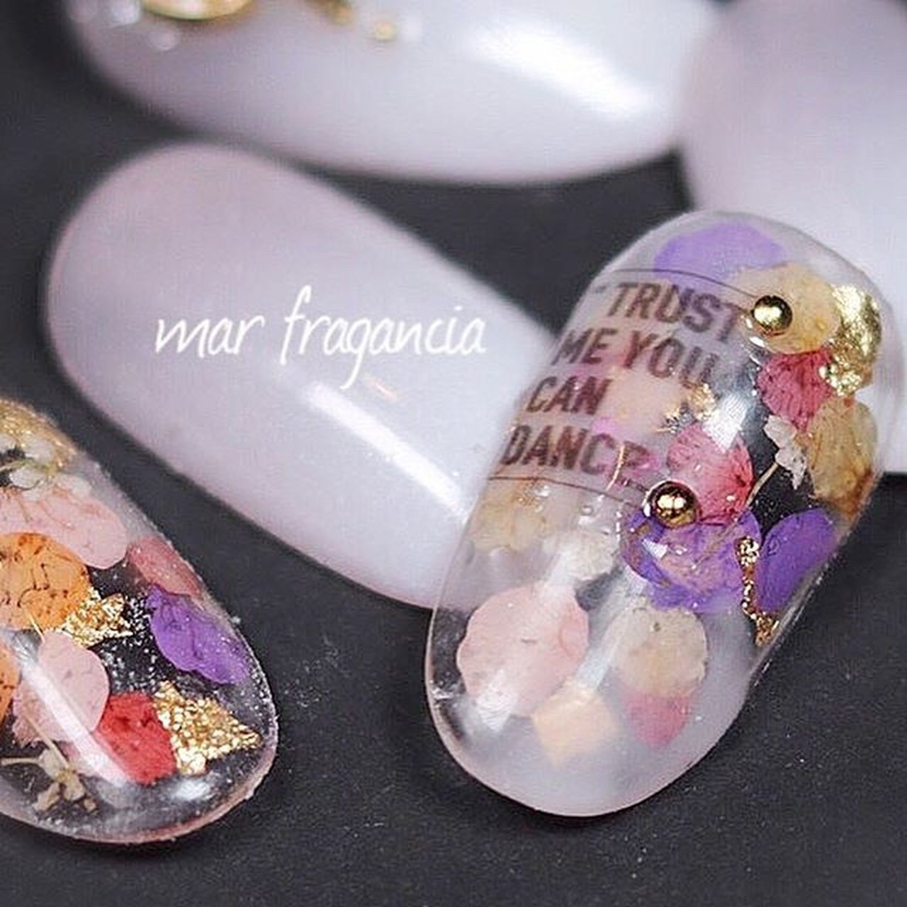 オールシーズン ハンド フラワー ミディアム ホワイト Mar Fraganciaのネイルデザイン No ネイルブック