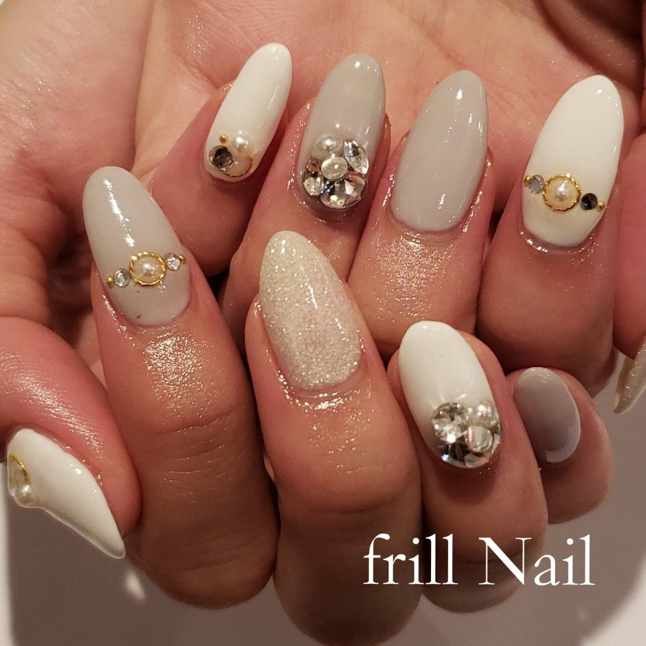 秋 冬 ハンド ビジュー ロング Frillnailのネイルデザイン No ネイルブック