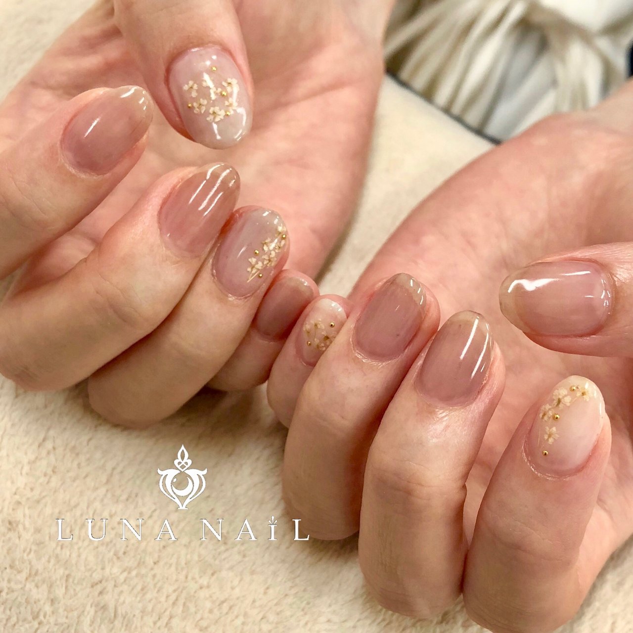 秋 オフィス ハンド シンプル フラワー Luna Nail のネイルデザイン No ネイルブック