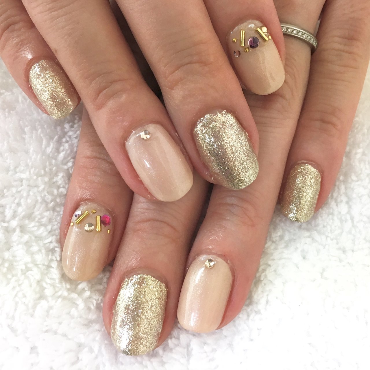 ラメ ワンカラー ビジュー ベージュ ゴールド Mtmt Nailのネイルデザイン No ネイルブック