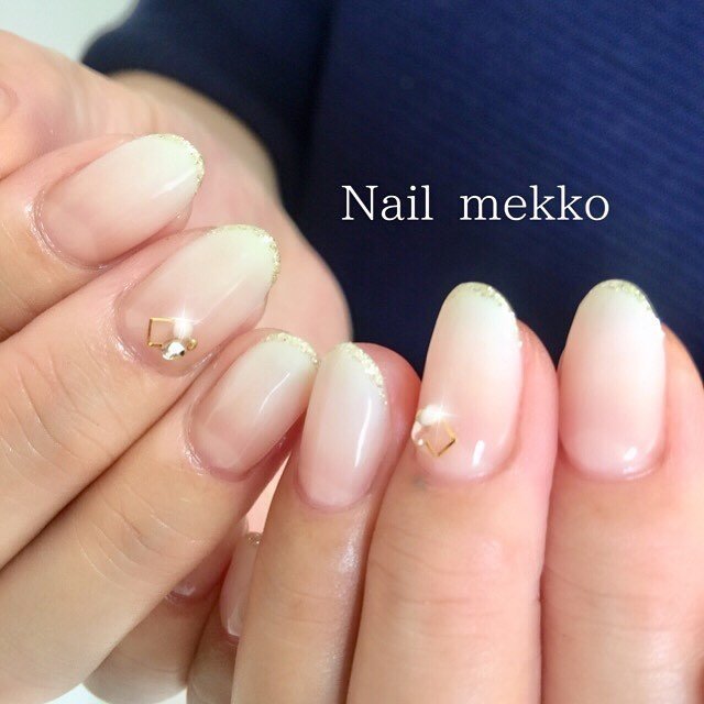 シンプル グラデーション ラメ ビジュー ホワイト Nail Mekkoのネイルデザイン No ネイルブック