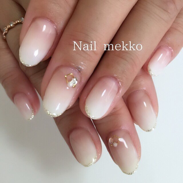 シンプル グラデーション ラメ ビジュー ホワイト Nail Mekkoの