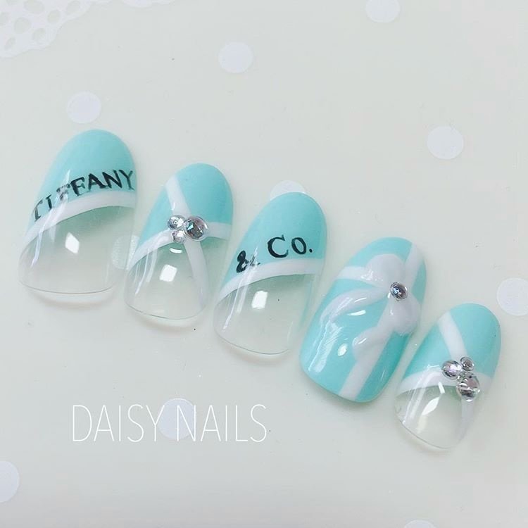 オールシーズン ハンド 変形フレンチ ビジュー 3d Blue Daisyのネイルデザイン No ネイルブック