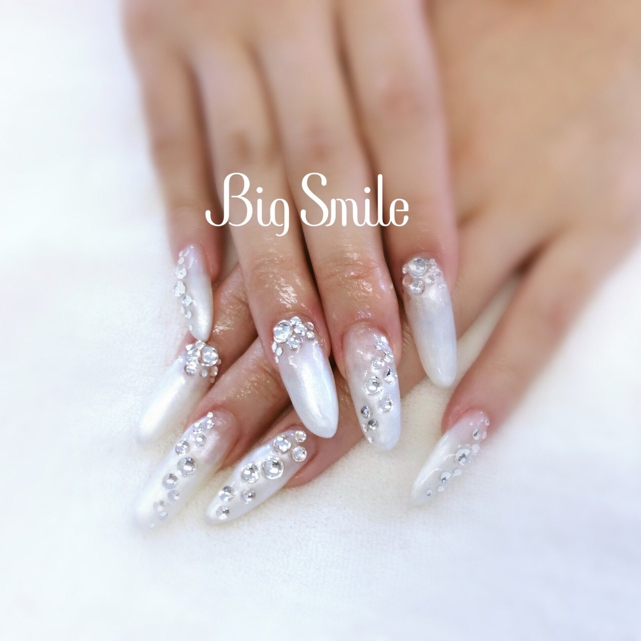ハンド ビジュー ホワイト お客様 ネイル まつ毛のお店 Bigsmileのネイルデザイン No ネイルブック