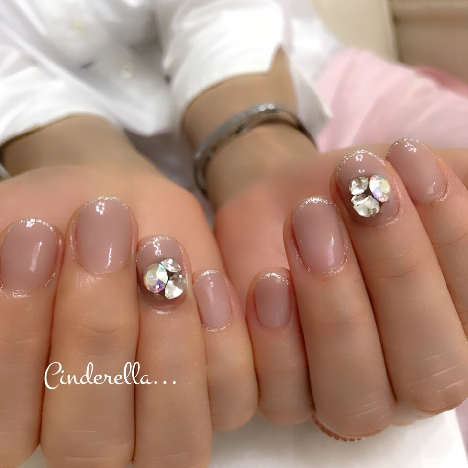 ハンド グラデーション ビジュー ショート グレージュ Nailroom Cinderellaのネイルデザイン No ネイルブック