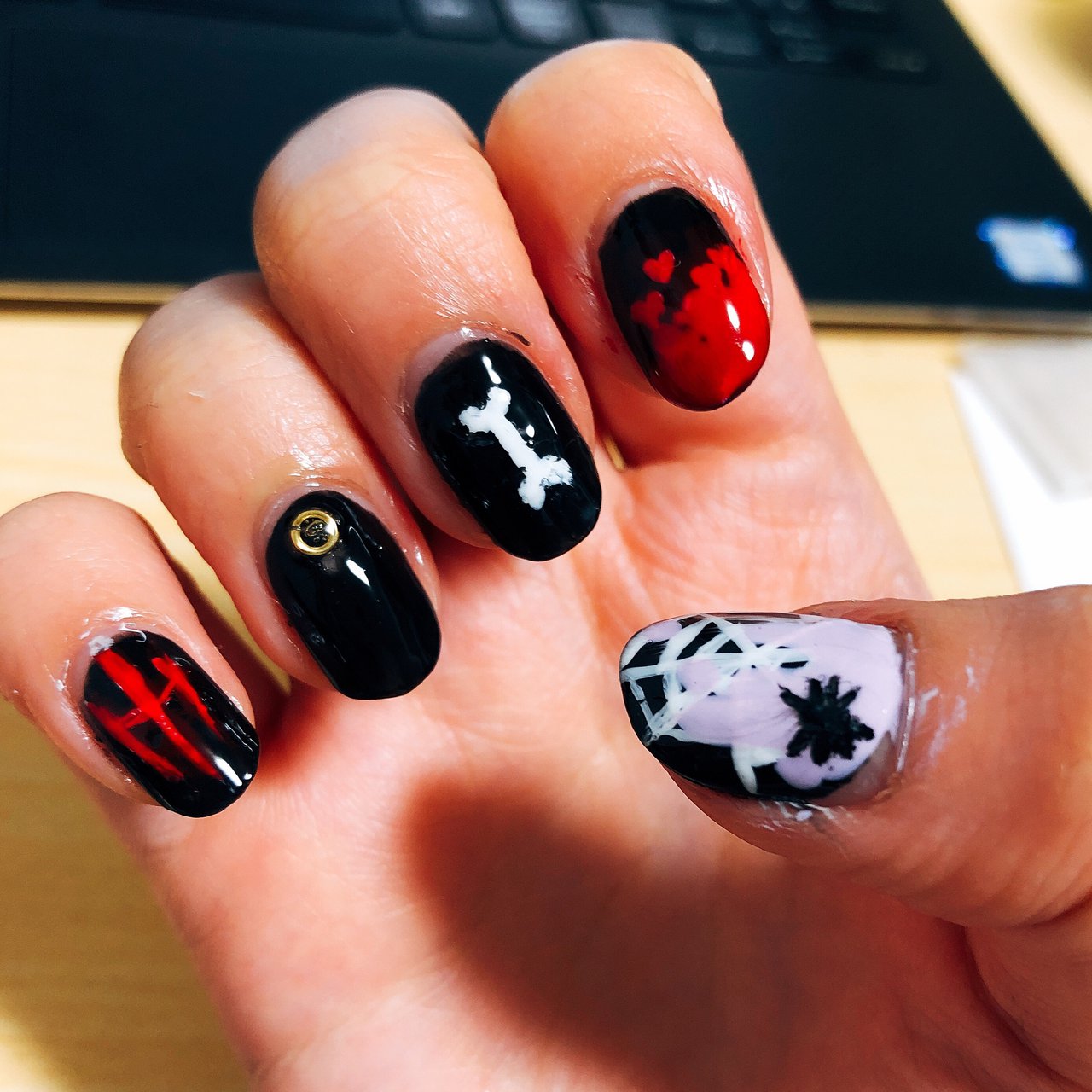 ハンド/痛ネイル/キャラクター/ホワイト/レッド - ななじょのネイル