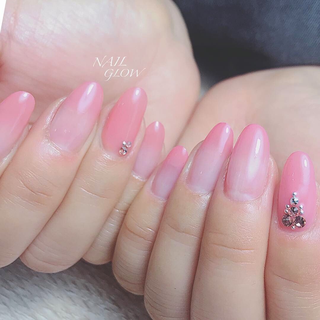 グラデーション ワンカラー ビジュー ピンク ジェル Nail Glowのネイルデザイン No ネイルブック