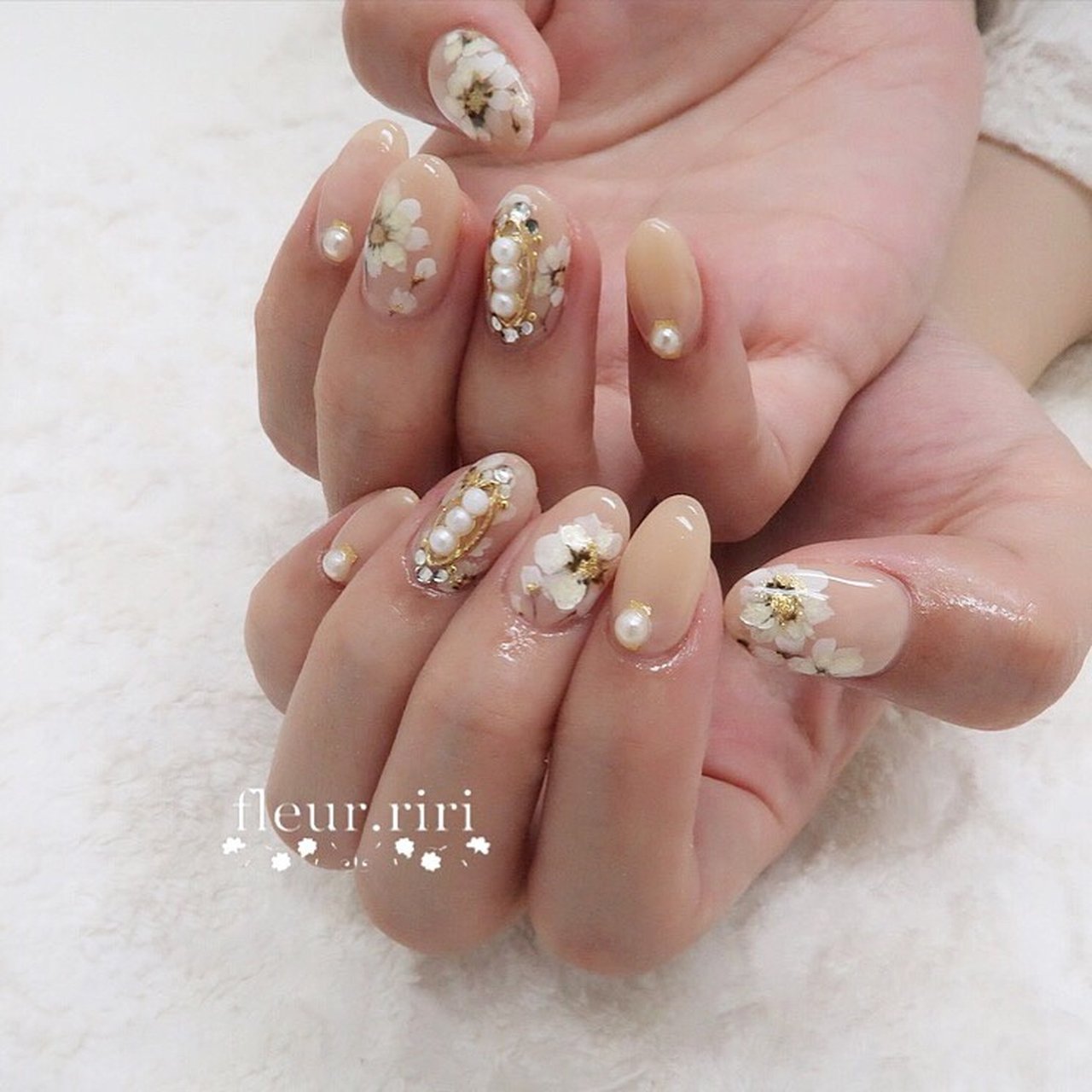 ホワイト ピンク ゴールド ジェルネイル お客様 Fleurririのネイルデザイン No ネイルブック