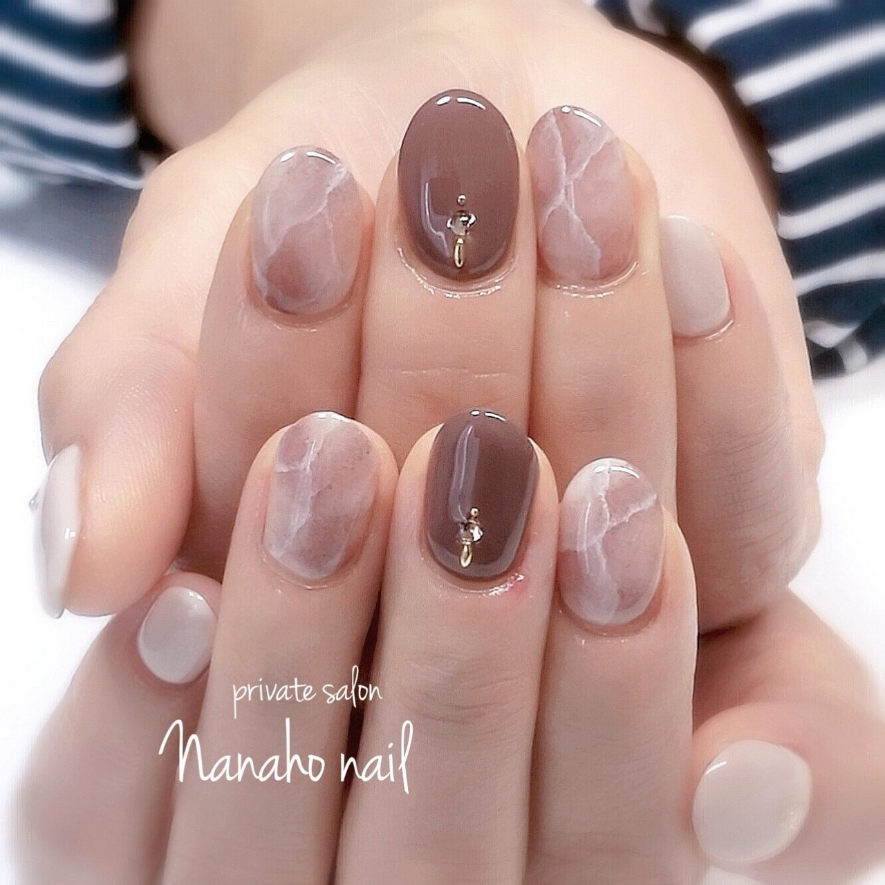 秋 冬 ハンド 大理石 ミディアム Nanaho Nail 大阪府八尾市 のネイルデザイン No ネイルブック