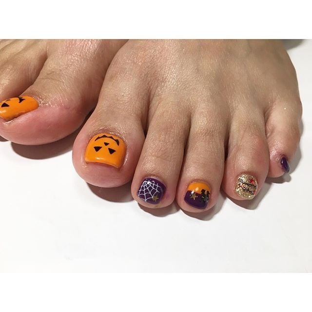 秋 ハロウィン フット 変形フレンチ ラメ Tomoのネイルデザイン No ネイルブック