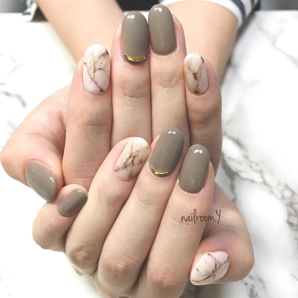 秋 ハンド シンプル 大理石 ホワイト Nailroom Yのネイルデザイン No 3565688 ネイルブック