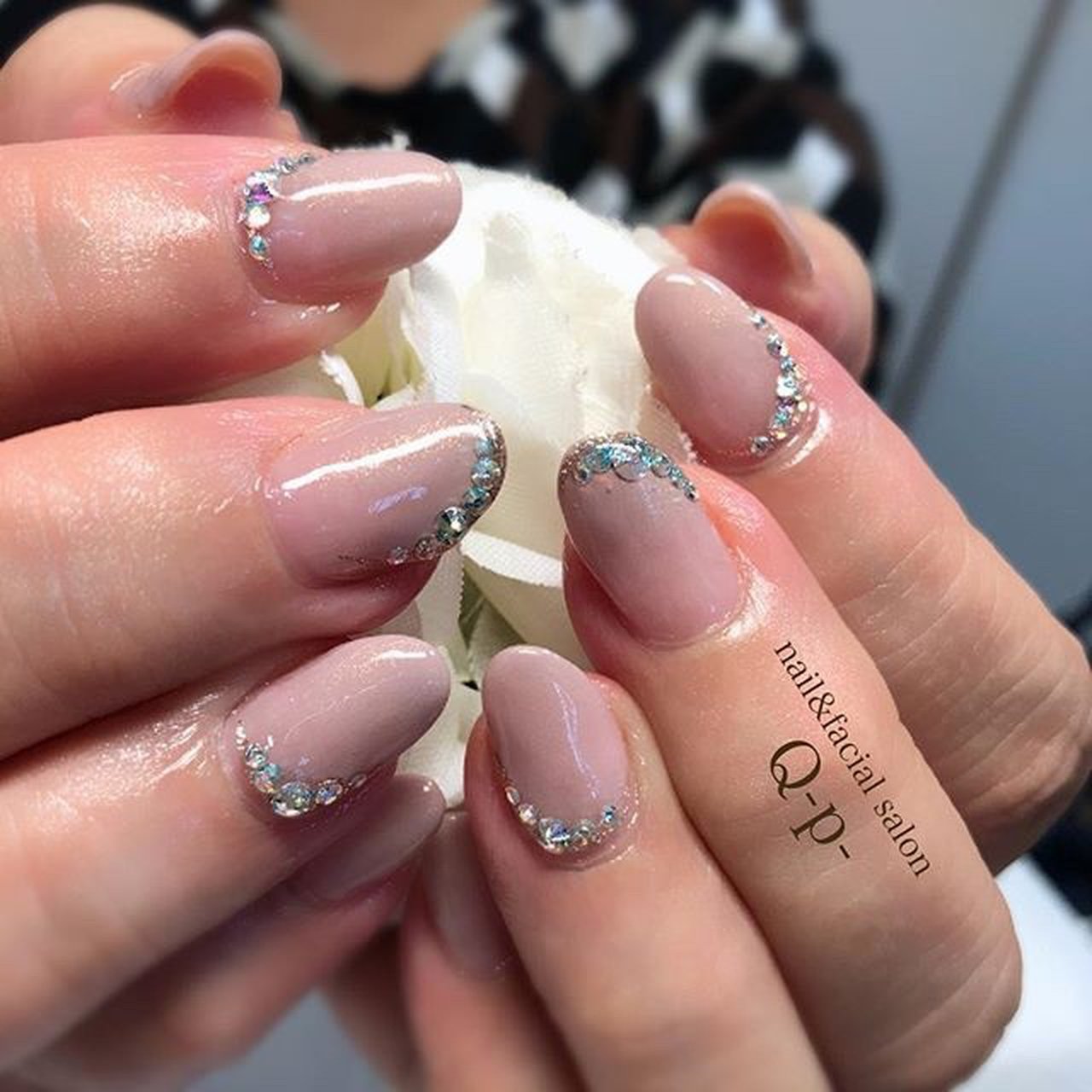 オールシーズン オフィス ハンド グラデーション ビジュー Nailsalonq P のネイルデザイン No ネイルブック