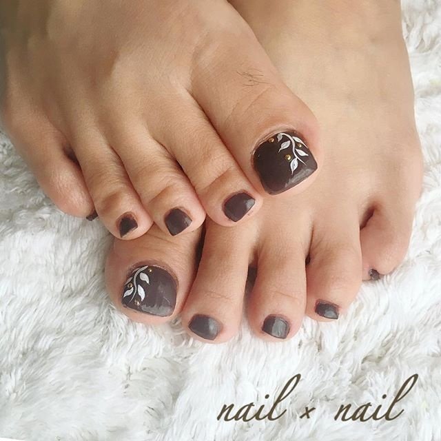 フット シンプル ワンカラー ボタニカル グレージュ Nail Nailのネイルデザイン No ネイルブック