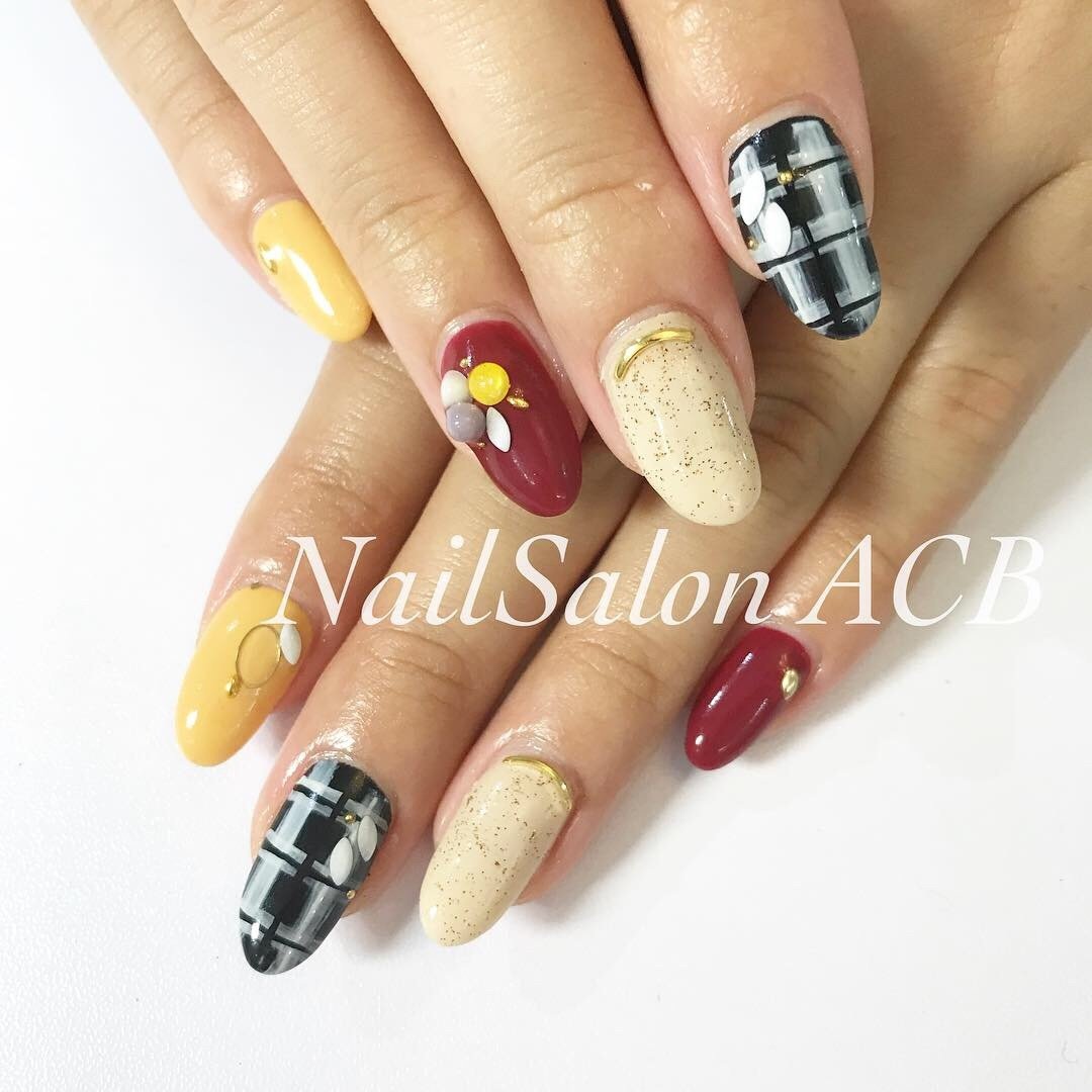 ハンド ワンカラー ビジュー チェック ベージュ Nail Salon Acbのネイルデザイン No ネイルブック