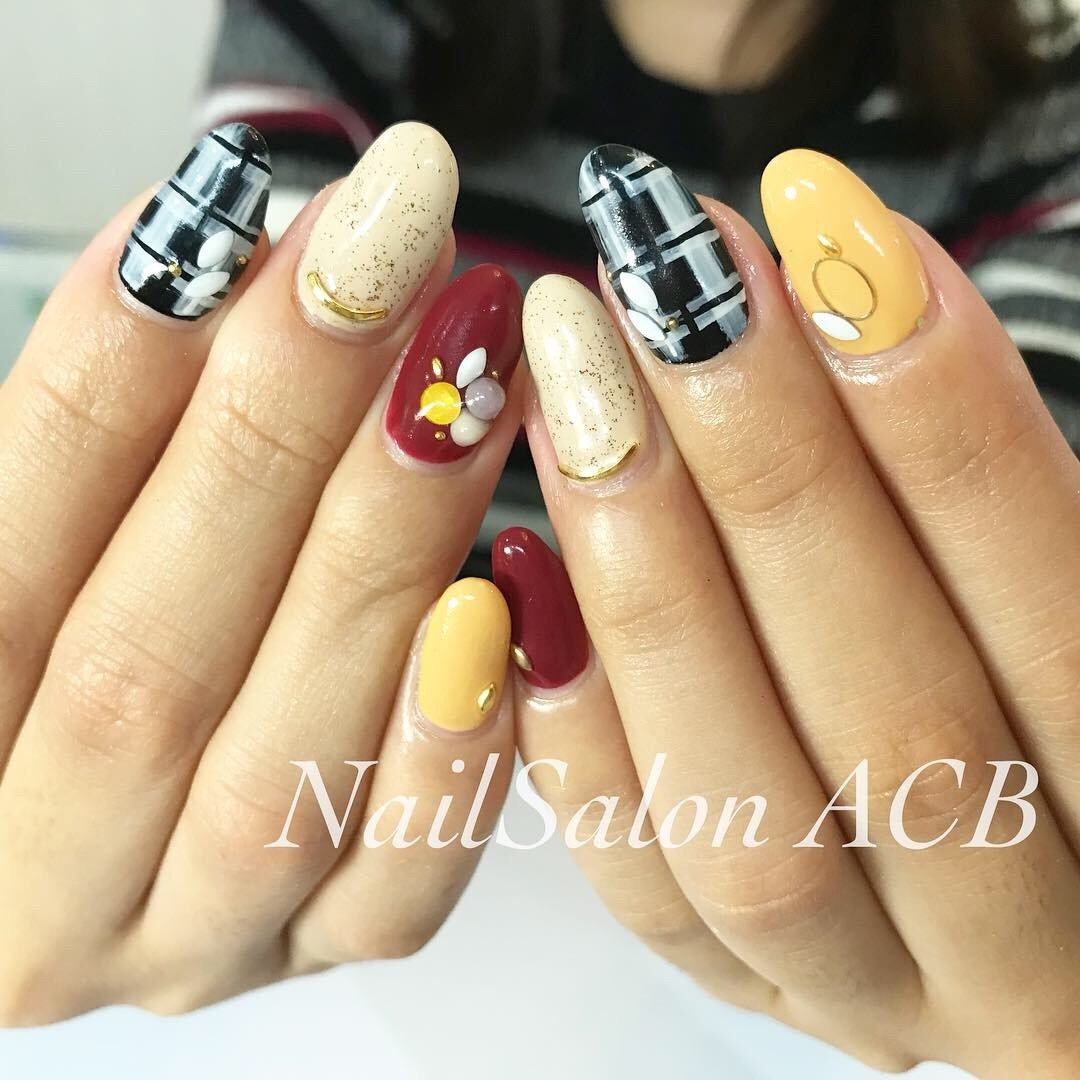 ハンド ワンカラー ビジュー チェック ベージュ Nail Salon Acbのネイルデザイン No ネイルブック