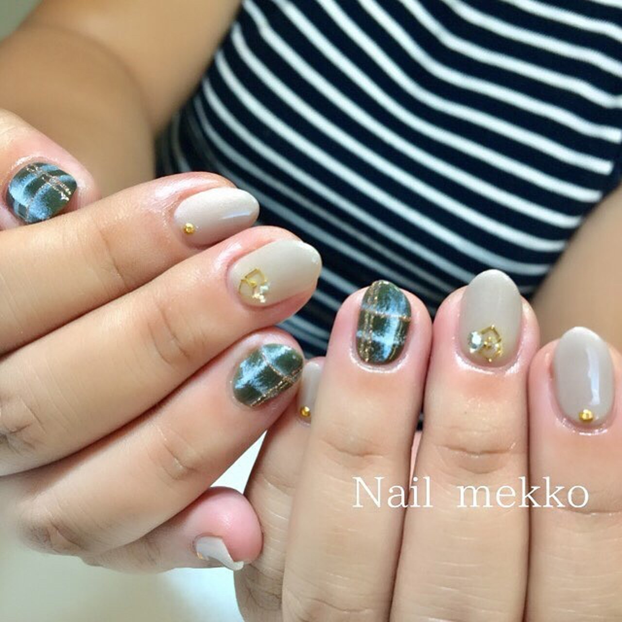 ビジュー ラメ ワンカラー チェック レトロ Nail Mekkoのネイルデザイン No ネイルブック