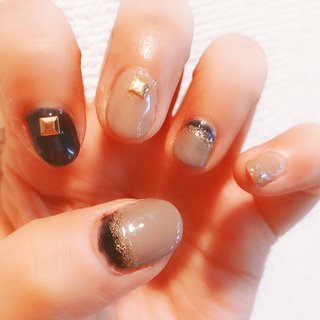 NEW nail❤️ ネイビー×グレージュのネイル。左手やってたらストーンが上手いこと乗っからなくてだんだん飽きてきて😂笑 右手のやったデザインはまったく違うデザインになるというww 右手手荒れですみません🙇‍♀️なぜか右手だけ手荒れする…(´°̥̥̥̥̥̥̥̥ω°̥̥̥̥̥̥̥̥｀)

ウィークリージェルは、剥がす時ぺろってめくれるからオフ簡単だしめんどくさい処理がいらないから楽チンだけど、絶対と言っていいほど右手の人差し指だけネイルいなくなる…
まだまだ試行錯誤が必要だ😊💦
#ウィークリージェル #簡単 #面倒くさがりでも楽チン #セルフネイル #手荒れしててごめんなさい #なぜかいつも右手だけ手荒れ #秋 #冬 #ハンド #シンプル #ショート #ネイビー #グレージュ #ジェルネイル #セルフネイル #sakie_xx #ネイルブック