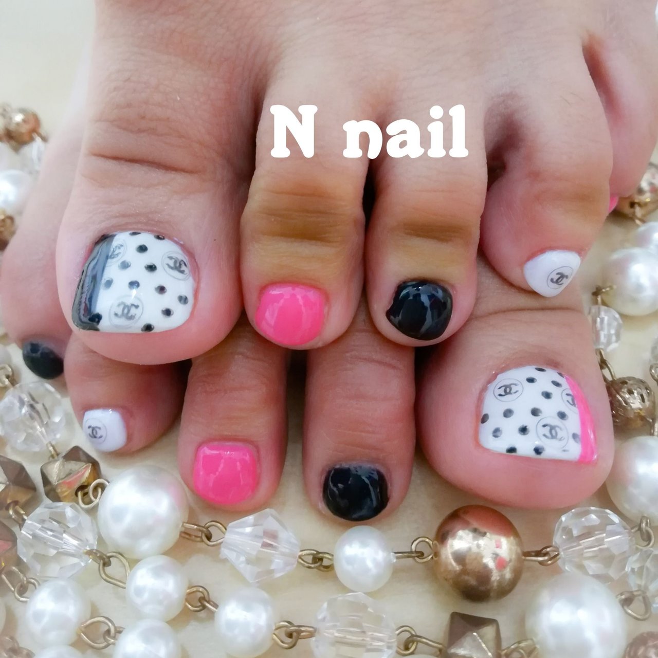 オールシーズン フット ドット ブランド柄 ホワイト N Nailのネイルデザイン No 3627185 ネイルブック