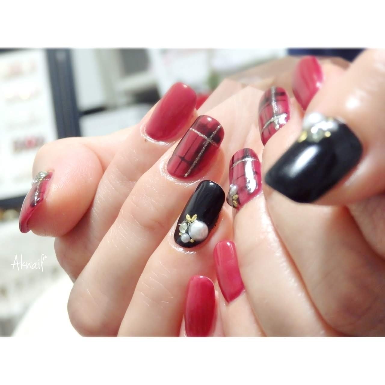 ハンド チェック パール レッド ブラック Akikotomiokaのネイルデザイン No ネイルブック