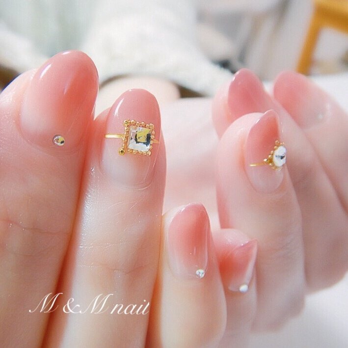オールシーズン ハンド シンプル グラデーション ビジュー 桜坂ネイルサロンm のネイルデザイン No ネイルブック