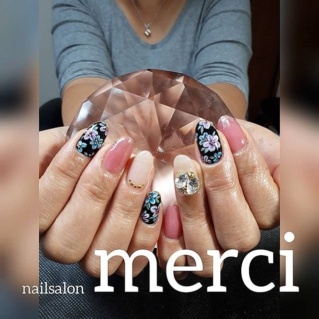 秋 冬 ハンド ビジュー フラワー Nail Salon Merciのネイルデザイン No ネイルブック