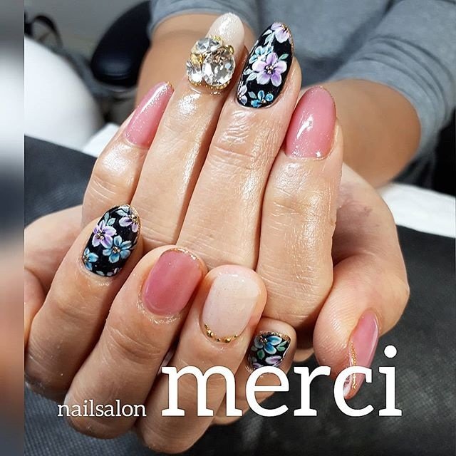 秋 冬 ハンド ビジュー フラワー Nail Salon Merciのネイルデザイン No ネイルブック