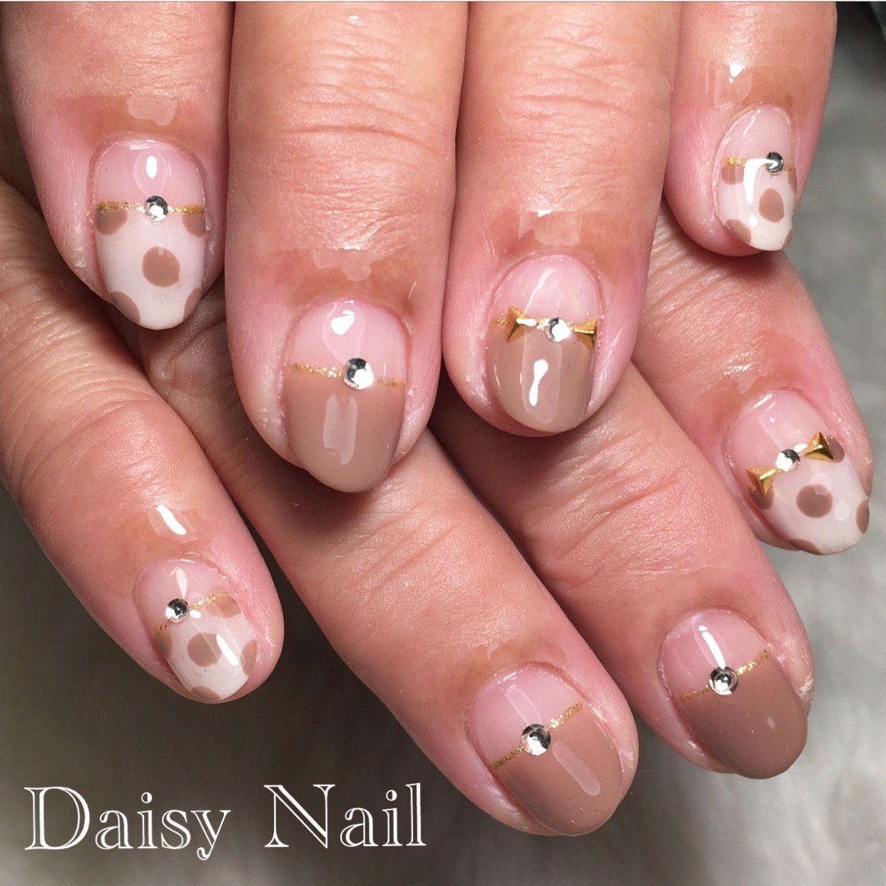 オールシーズン ハンド 変形フレンチ ドット ミディアム Daisynailのネイルデザイン No ネイルブック