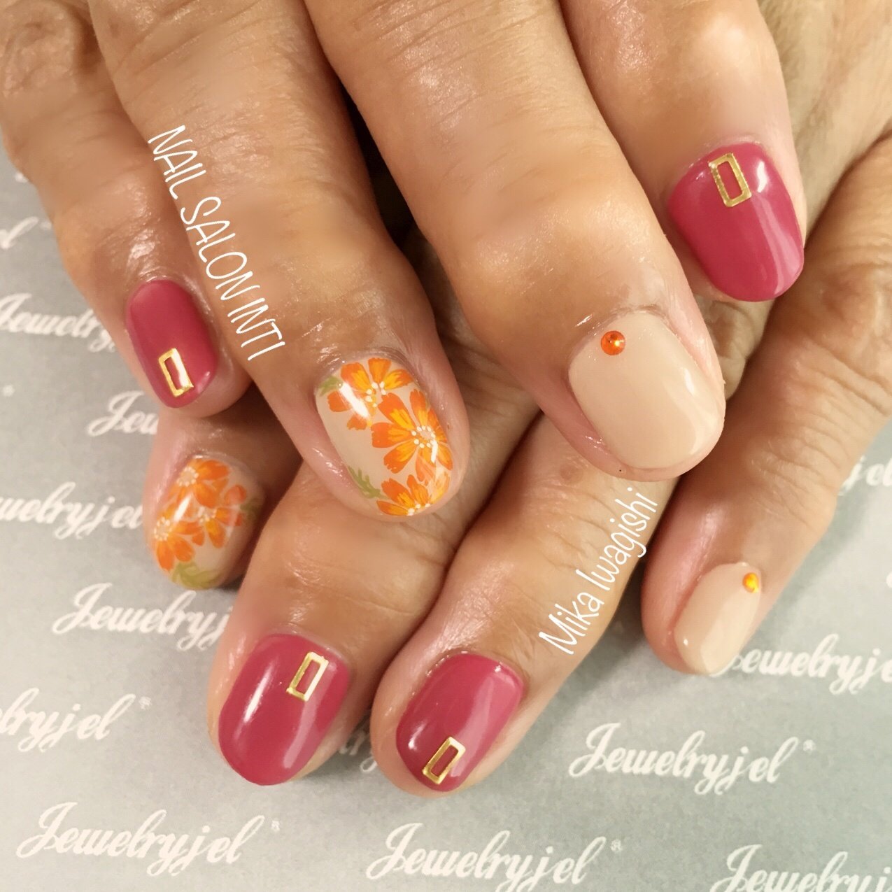 秋 旅行 ハンド ワンカラー ビジュー Nailsalon Inti 岩岸美華 のネイルデザイン No 3657489 ネイルブック