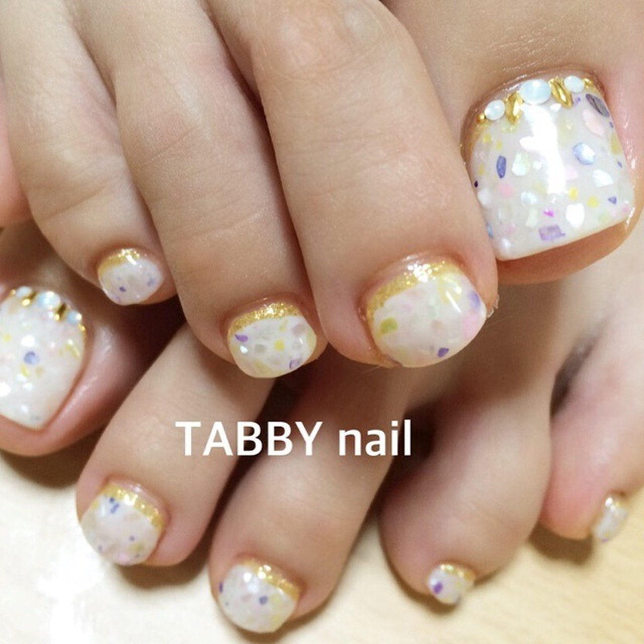 夏 フット シェル ホワイト ゴールド Tabbynailのネイルデザイン No ネイルブック