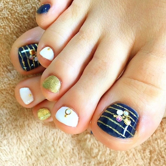 フット ボーダー ホワイト ネイビー ゴールド Yukaeruのネイルデザイン No ネイルブック