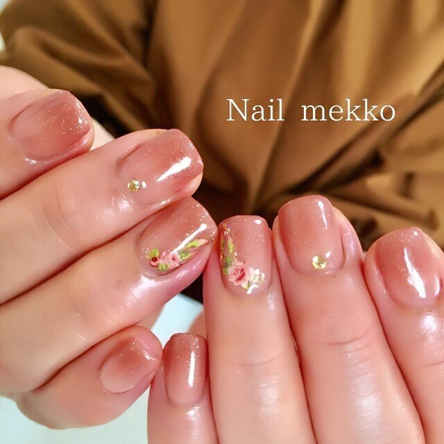 グラデーション ラメ ビジュー フラワー ベージュ Nail Mekkoのネイルデザイン No ネイルブック