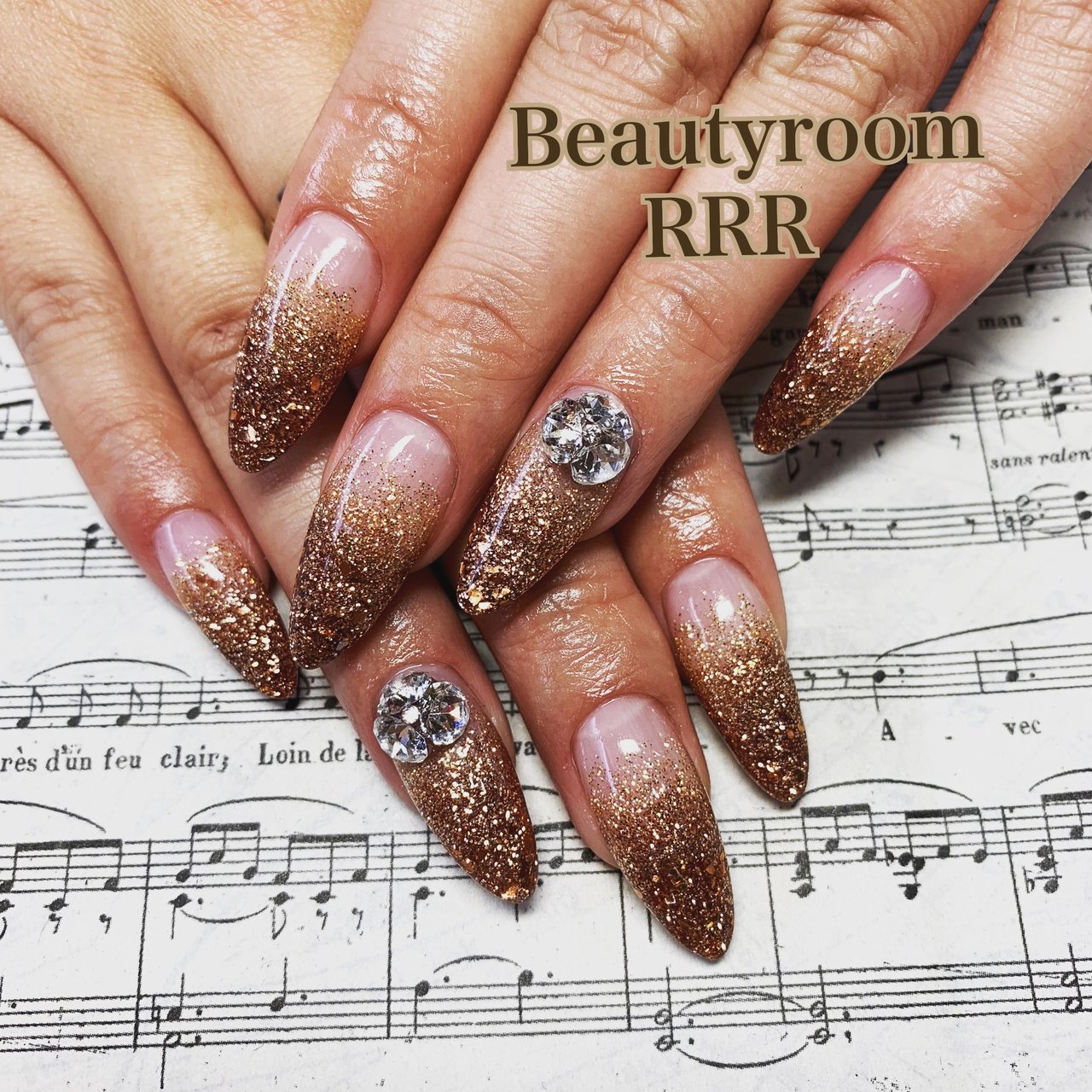 秋 ハンド グラデーション ラメ ビジュー Beautyroom R R Rのネイルデザイン No ネイルブック