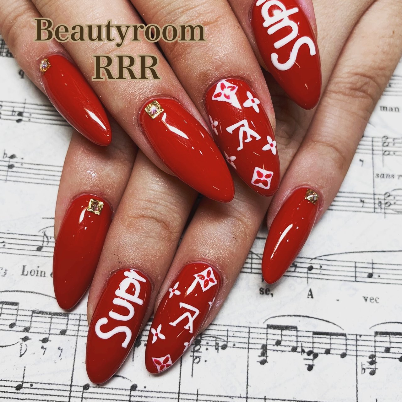 ハンド シンプル ブランド柄 ロング ホワイト Beautyroom R R Rのネイルデザイン No 3686371 ネイルブック