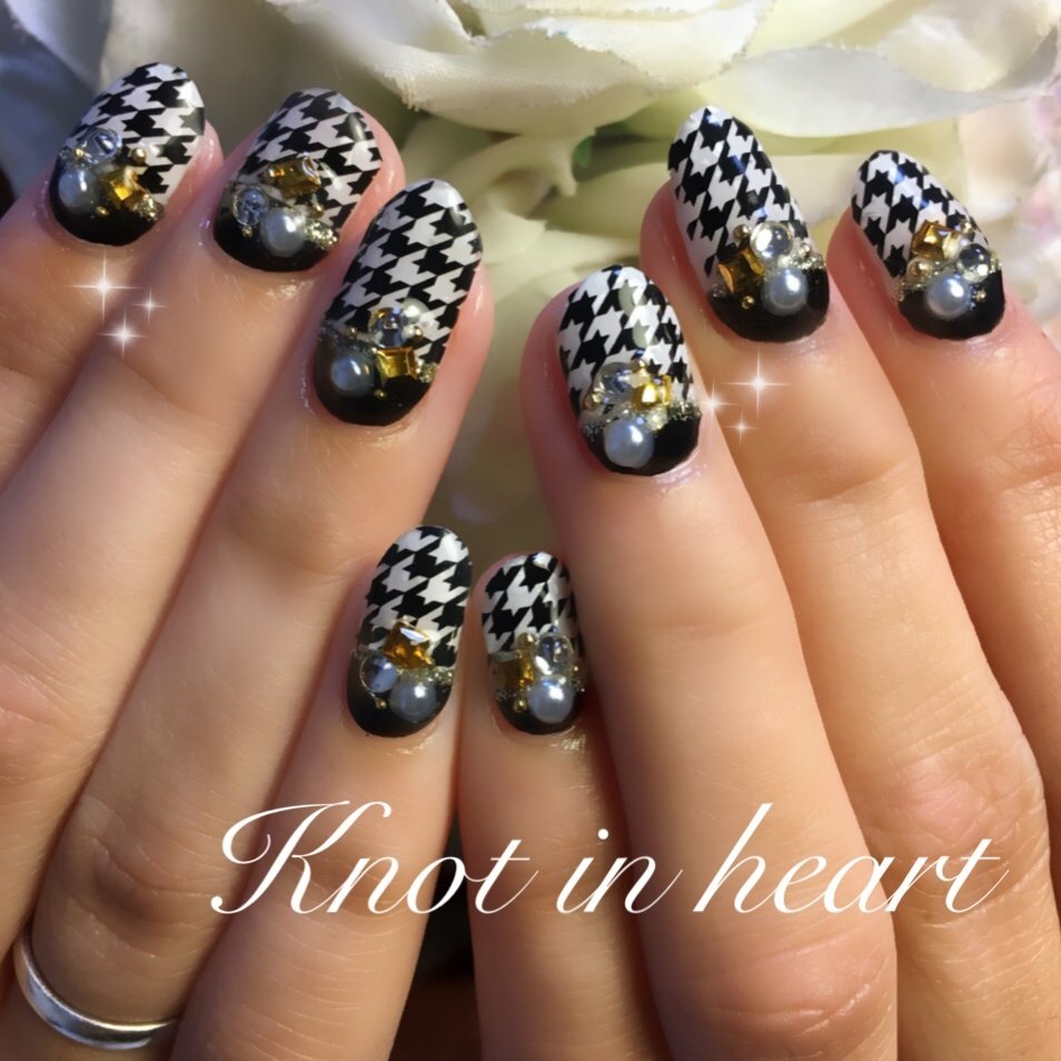 秋 ハンド 千鳥柄 ミディアム モノトーン Knot In Heartのネイルデザイン No ネイルブック