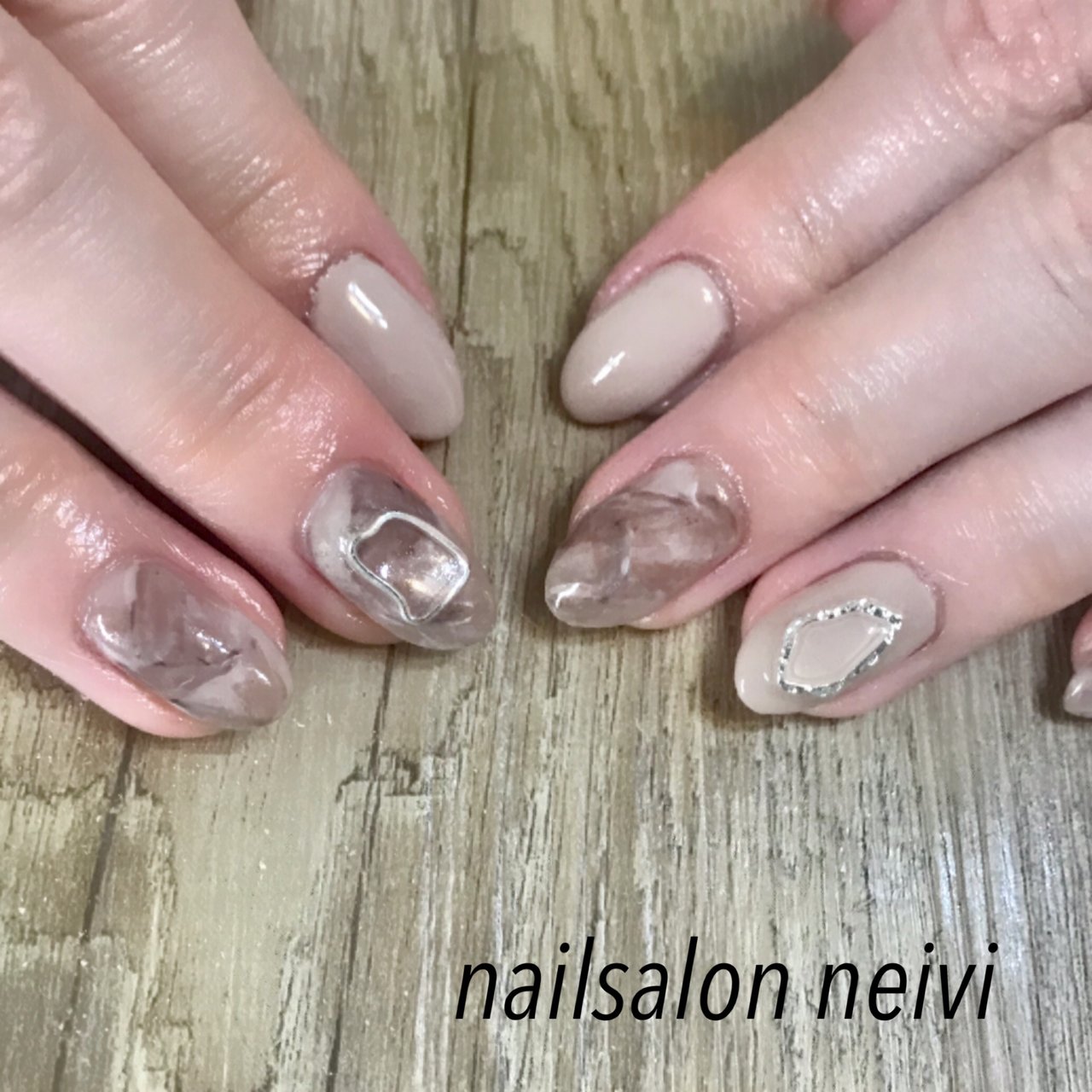 秋 冬 ハンド ミディアム ベージュ Nailsalon Neivi 三好智子のネイルデザイン No ネイルブック