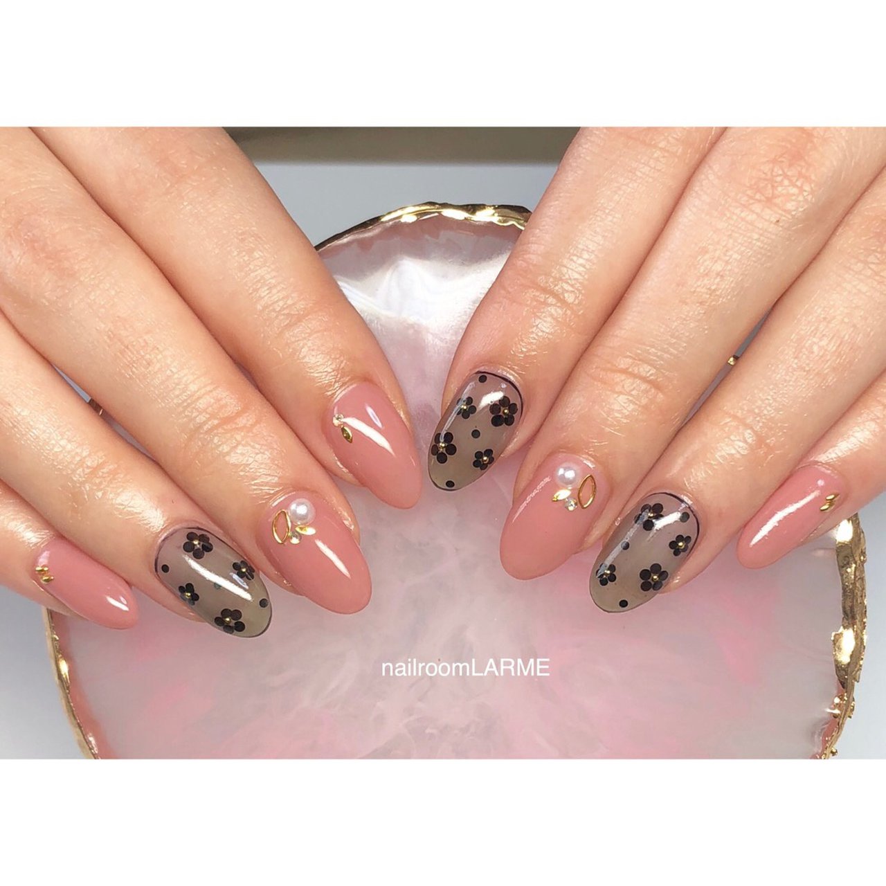 オールシーズン ハンド フラワー ドット ベージュ Nailroomlarmeのネイルデザイン No ネイルブック