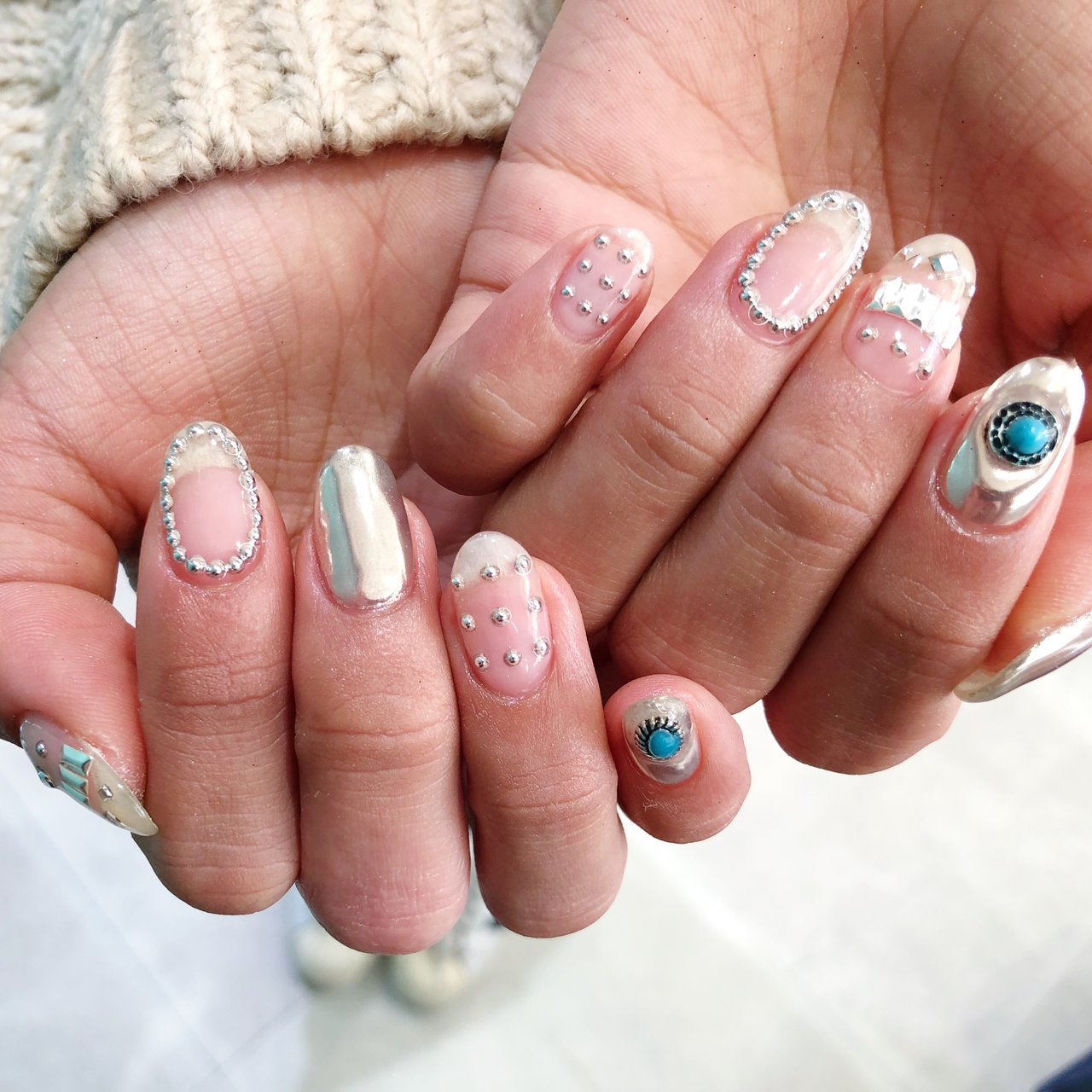 秋 冬 ハンド ビジュー ミディアム Kaho 21nailのネイルデザイン No ネイルブック