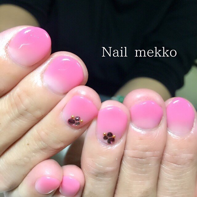 シンプル グラデーション ビジュー ピンク お客様 Nail Mekkoのネイルデザイン No 3716676 ネイルブック