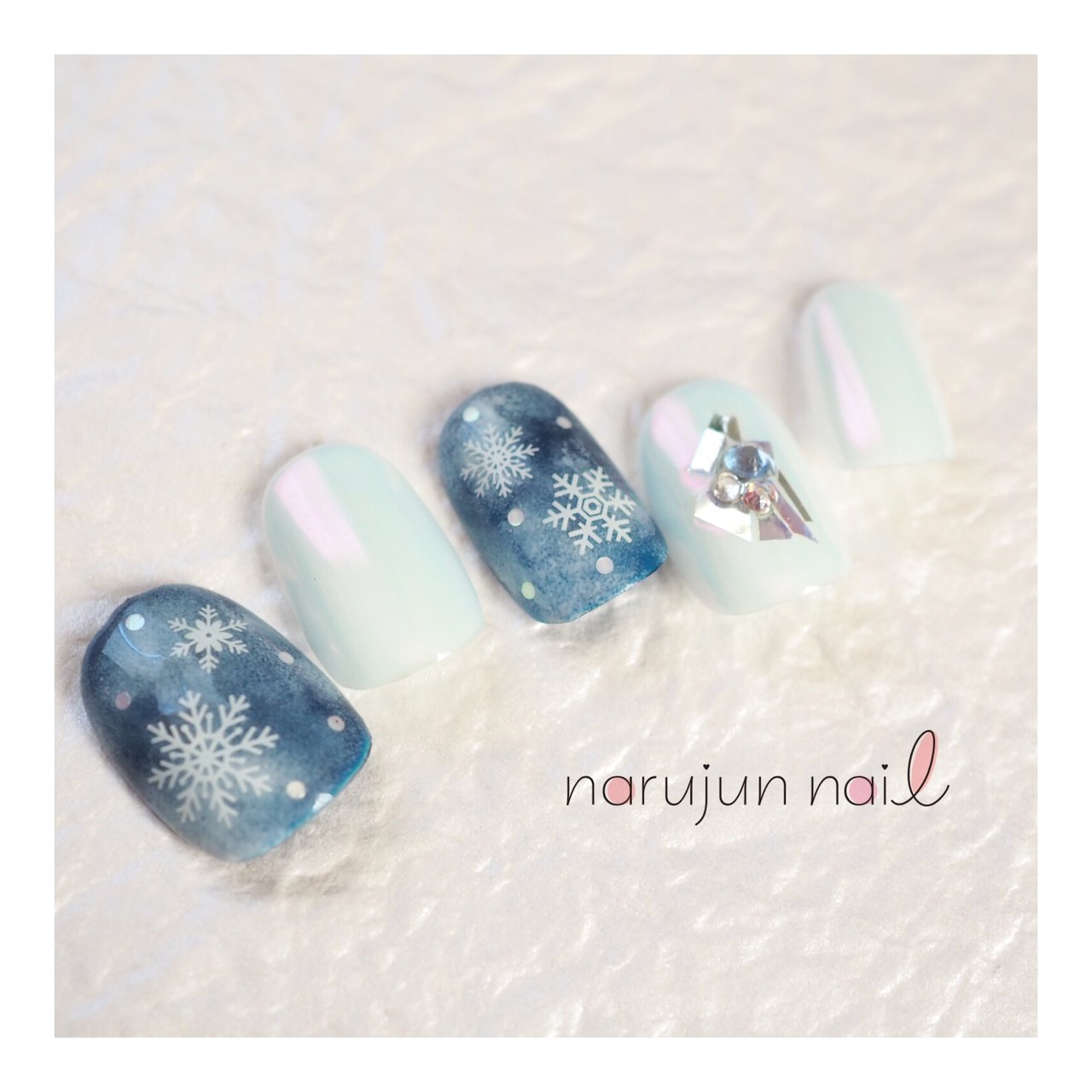 冬 クリスマス ワンカラー 雪の結晶 オーロラ Narujun Nailのネイルデザイン No ネイルブック