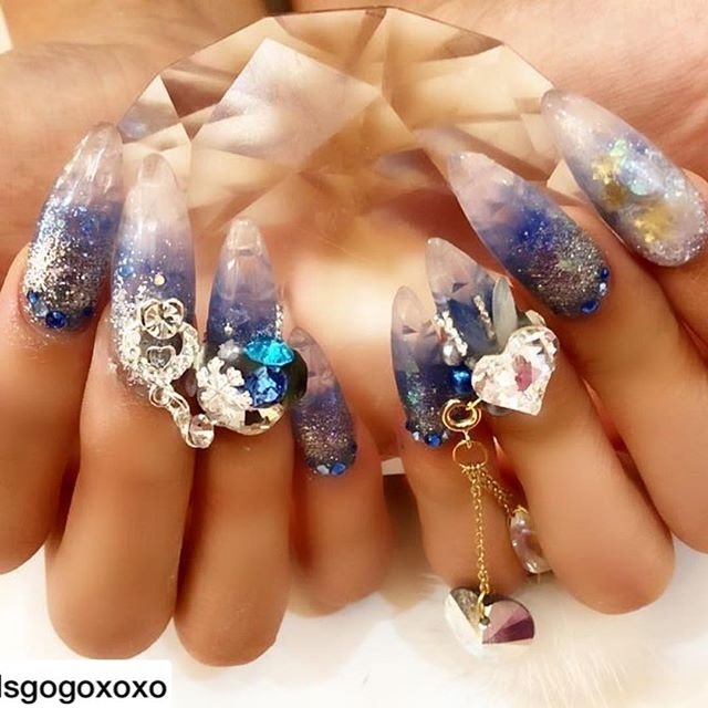 冬 成人式 ハンド ビジュー スーパーロング Nailsgogo Shibuya Nailsalonのネイルデザイン No ネイル ブック