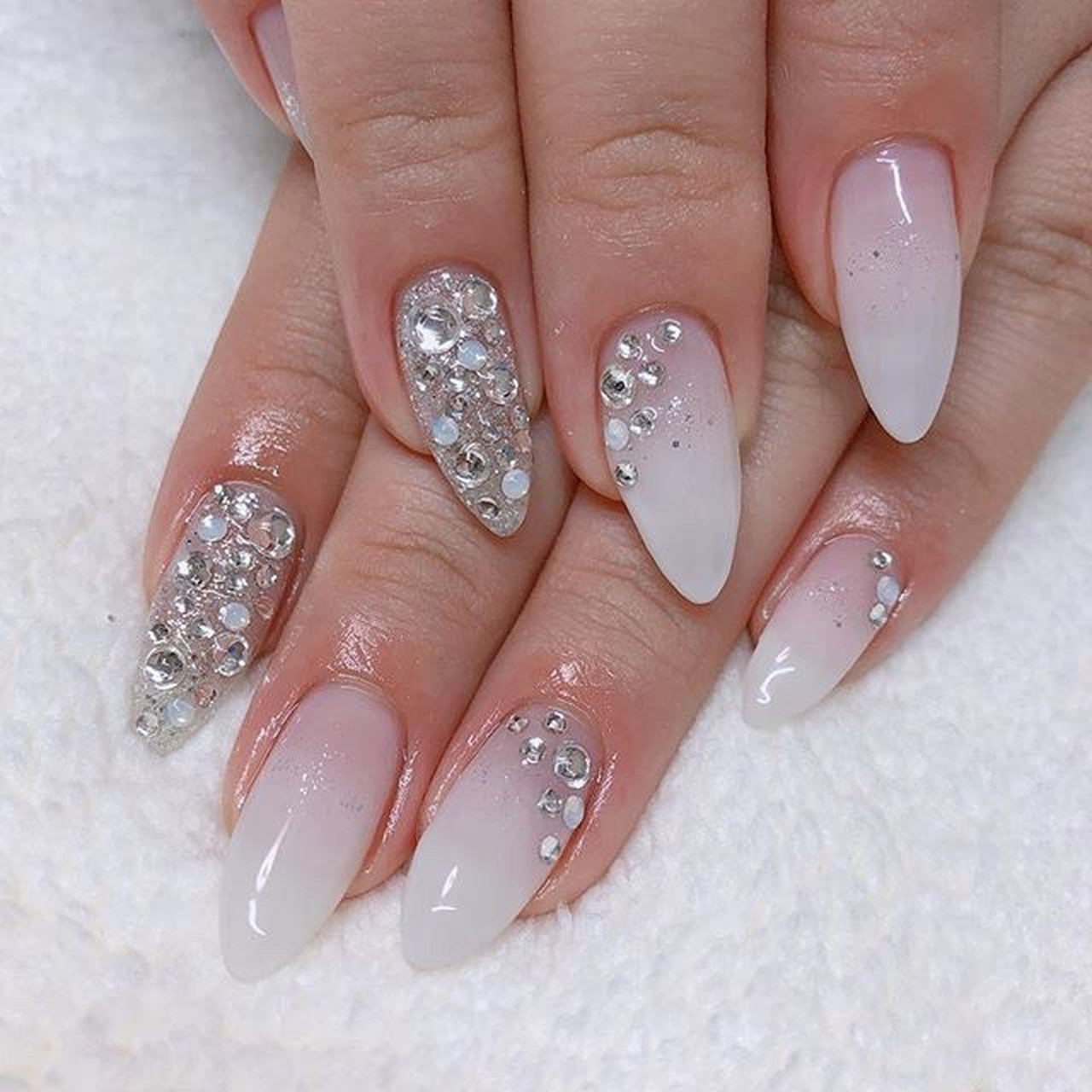 冬 オールシーズン ハンド グラデーション ビジュー C Nail シーネイル のネイルデザイン No ネイルブック