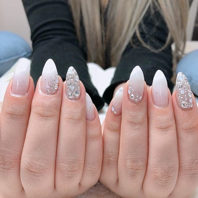 冬 オールシーズン ハンド グラデーション ビジュー C Nail シーネイル のネイルデザイン No ネイルブック