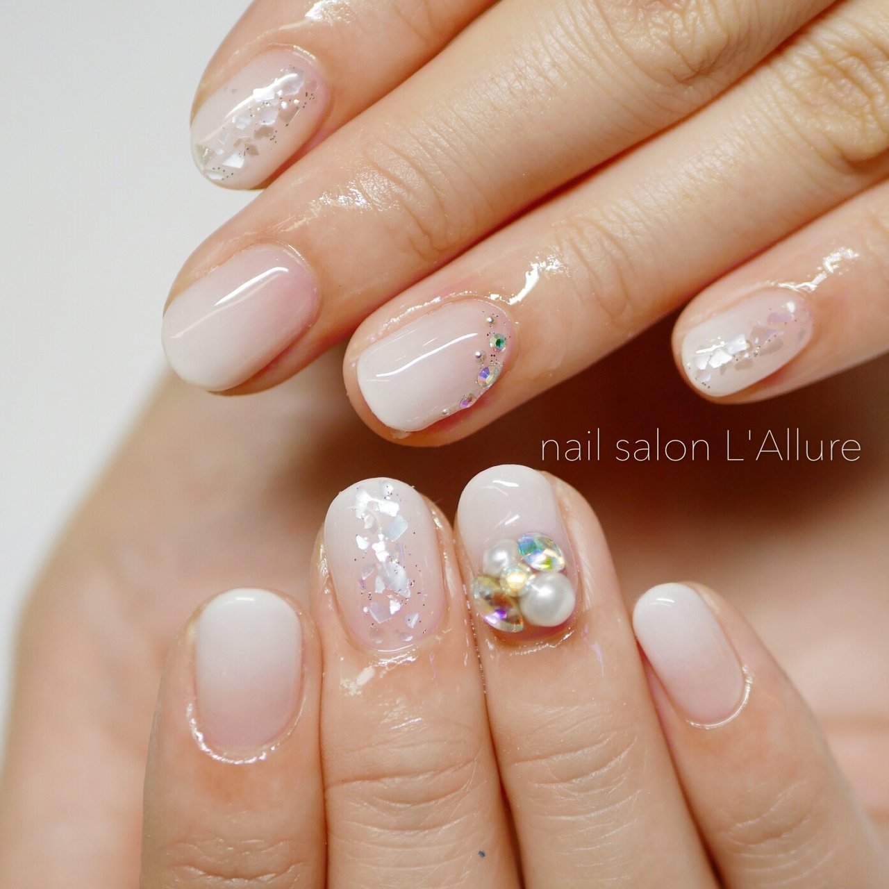 オールシーズン ブライダル シンプル グラデーション ビジュー Nail Salon Lallure のネイルデザイン No ネイルブック