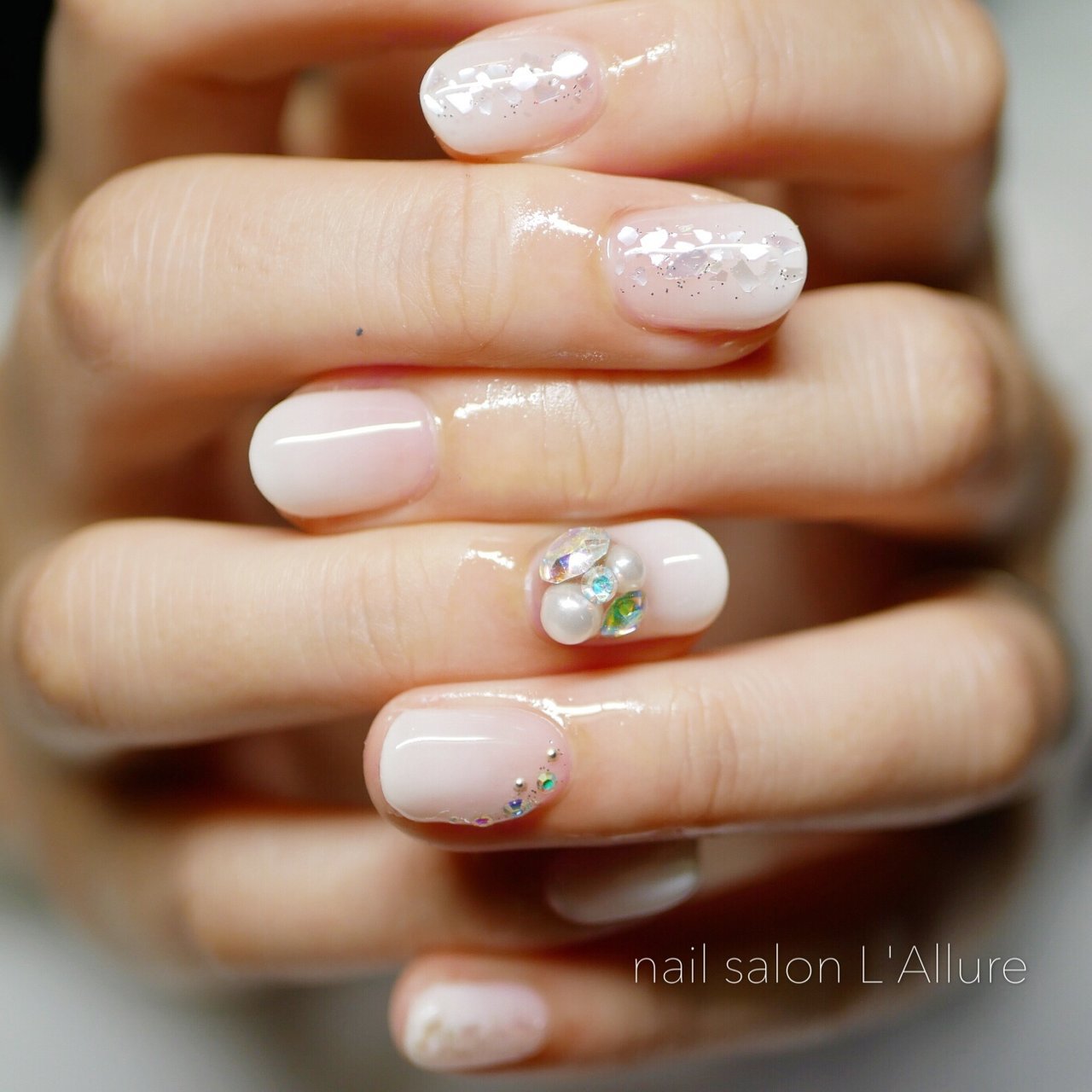 オールシーズン ブライダル シンプル グラデーション ビジュー Nail Salon Lallure のネイルデザイン No ネイルブック