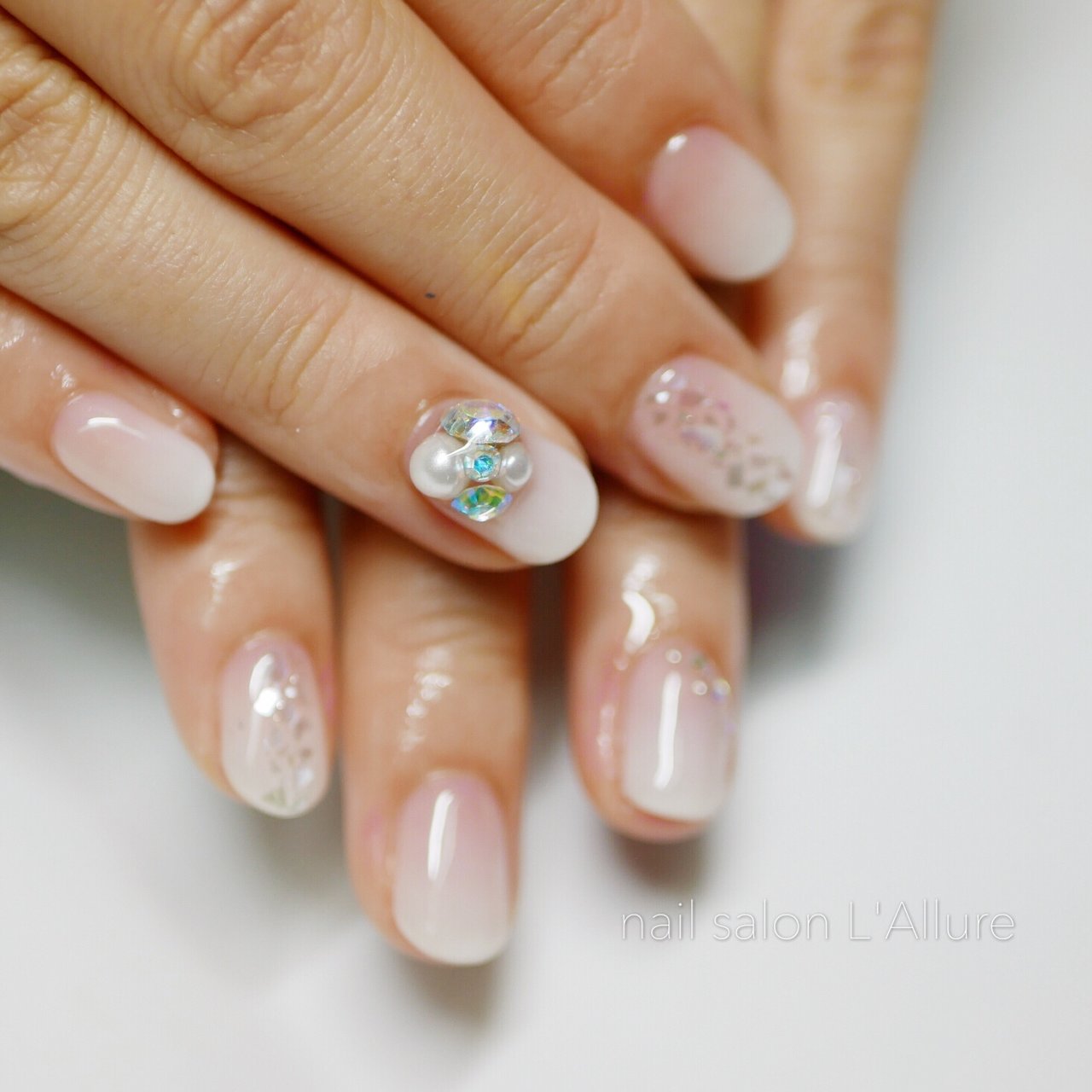 オールシーズン ブライダル シンプル グラデーション ビジュー Nail Salon Lallure のネイルデザイン No ネイルブック